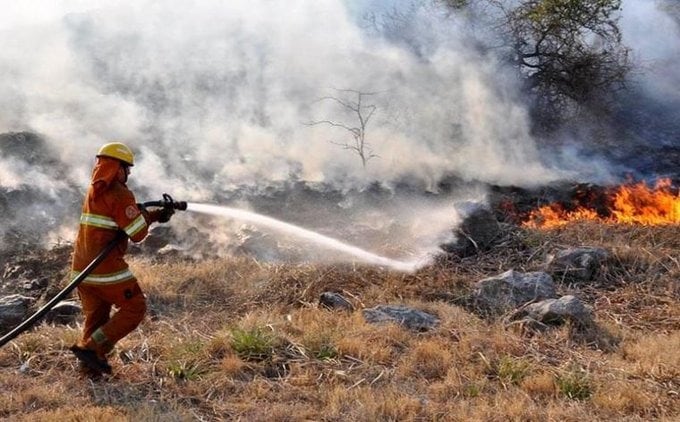 Bomberos combaten el fuego en Salsacate. Foto ilustrativa.