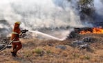 Bomberos combaten el fuego en Salsacate. Foto ilustrativa.