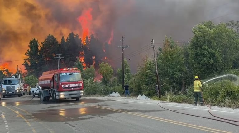 Bomberos combaten el incendio en el Bolsón.