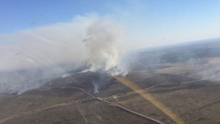 Bomberos combaten incendio en Villa de María de Río Seco