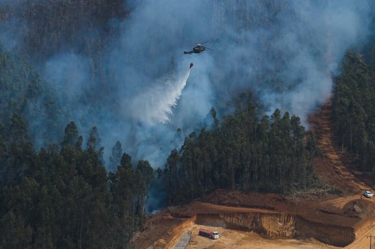Bomberos combaten incendios en la Patagonia.