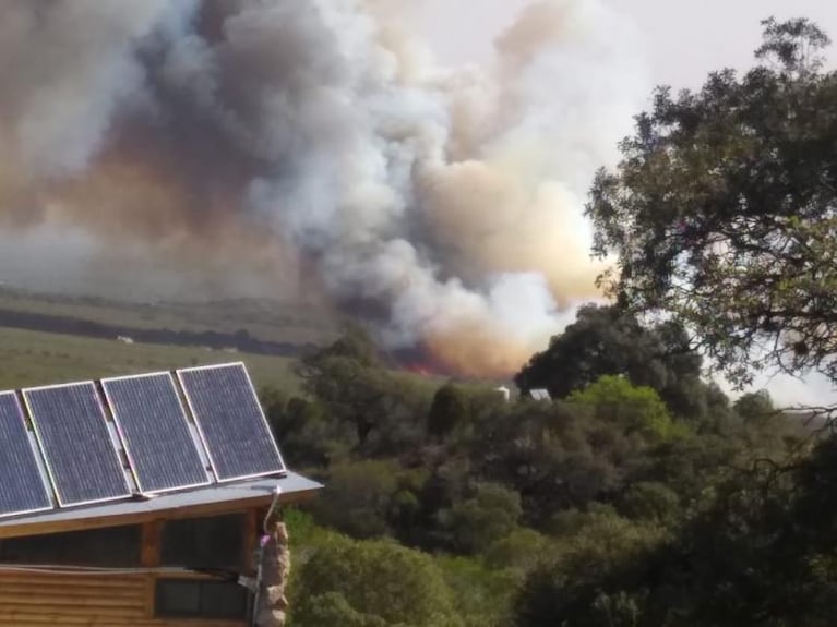 Bomberos combaten un incendio forestal en Traslasierra