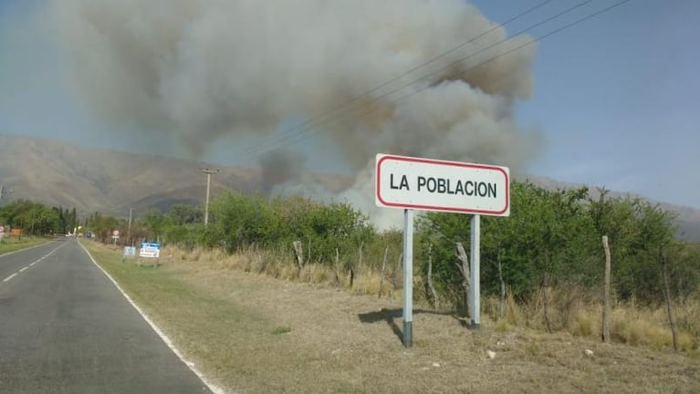 Bomberos combaten un incendio forestal en Traslasierra