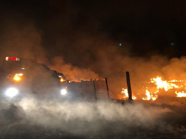 Bomberos combatieron el incendio durante toda la noche del viernes. Fotos: Matías Contreras.
