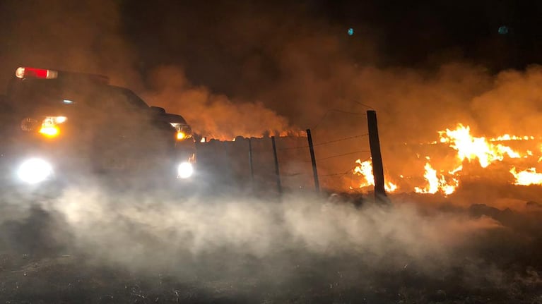 Bomberos combatieron el incendio durante toda la noche del viernes. Fotos: Matías Contreras.