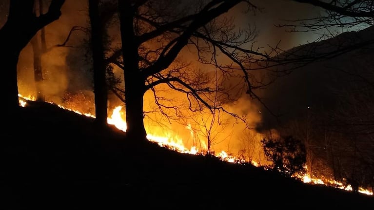 Bomberos continúan luchando contra el fuego en Córdoba.