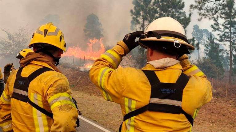 Bomberos de distintos puntos de la provincia en los incendios de Calamuchita.