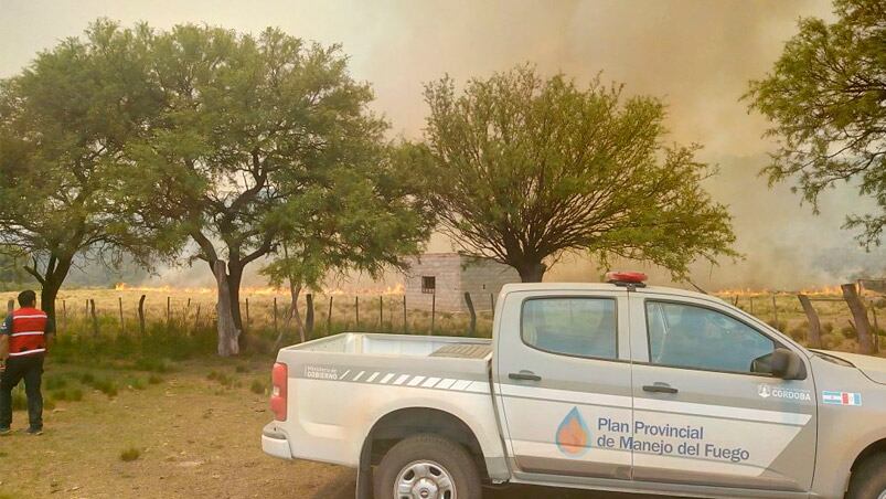 Bomberos de la Provincia y Voluntarios combaten el incendio en Guasapampa.