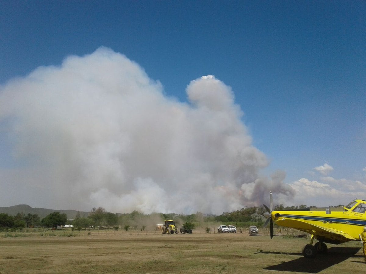 Bomberos de la Provincia y Voluntarios combaten el incendio en Guasapampa.