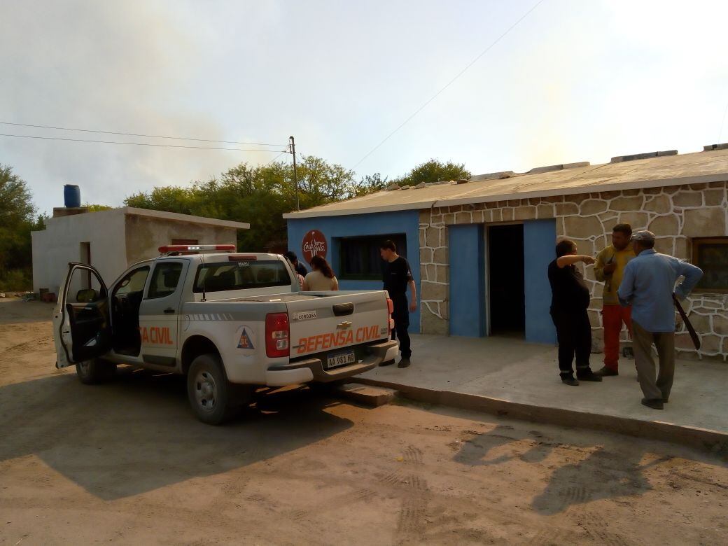 Bomberos de la Provincia y Voluntarios combaten el incendio en Guasapampa.