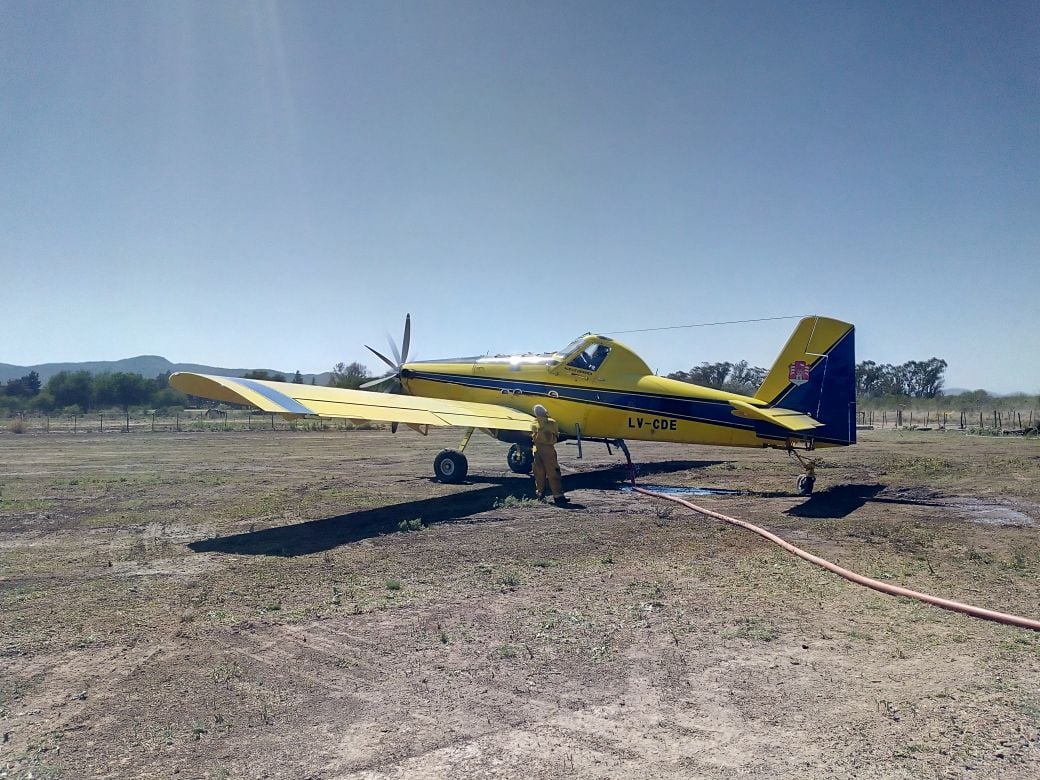 Bomberos de la Provincia y Voluntarios combaten el incendio en Guasapampa.