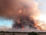 Bomberos de la Provincia y Voluntarios combaten el incendio en Guasapampa. 