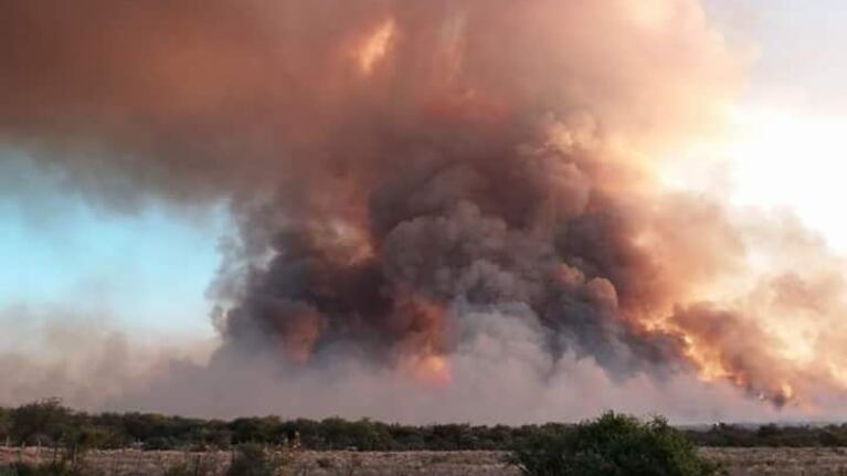 Bomberos de la Provincia y Voluntarios combaten el incendio en Guasapampa.