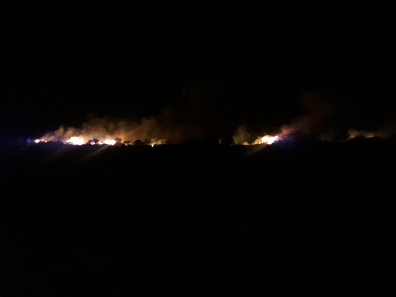 Bomberos de la Provincia y Voluntarios combaten el incendio en Guasapampa.