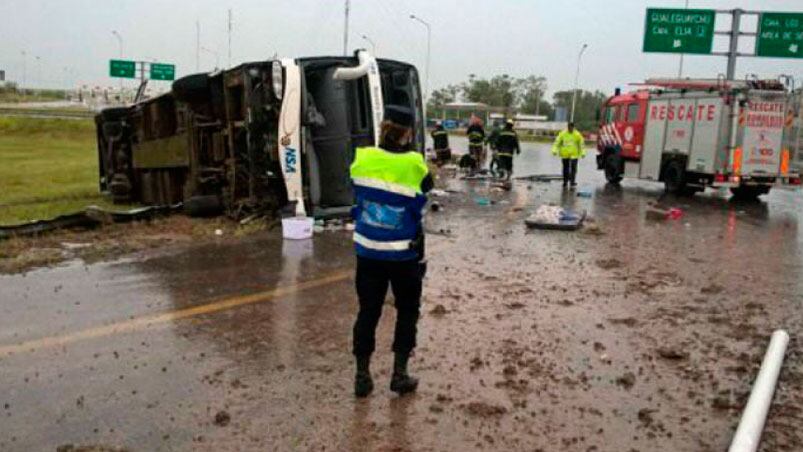 Bomberos debieron trabajar varias horas en el lugar del accidente. 