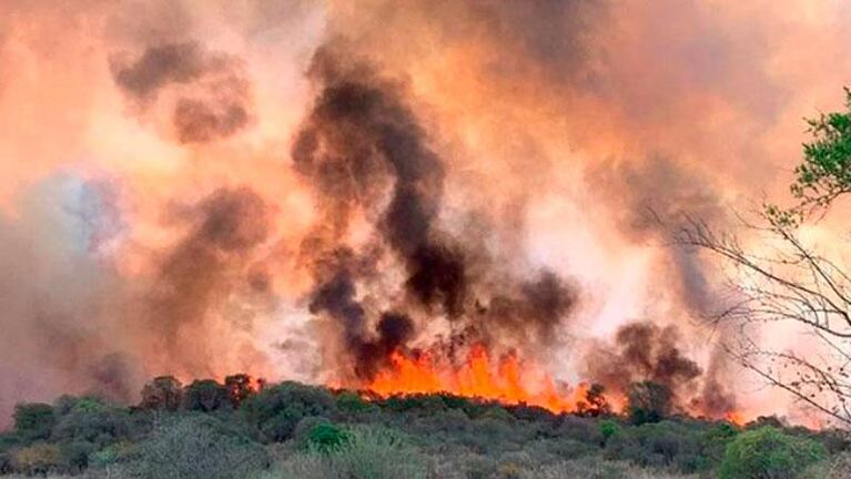 Bomberos en guardia de cenizas ante el feroz incendio en Carlos Paz