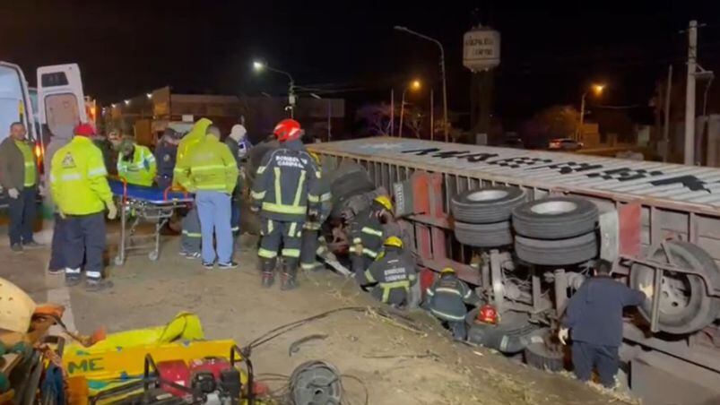 Bomberos encabezaron las tareas de rescate. 