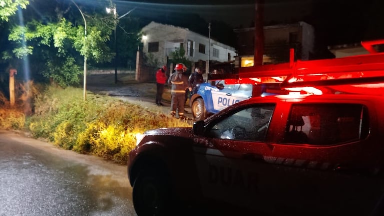Bomberos evitaron que las llamas afecten a viviendas colindantes.