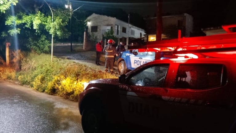 Bomberos evitaron que las llamas afecten a viviendas colindantes.