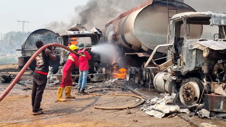 Bomberos extinguen las llamas de un camión cisterna que explotó en Suleja, Nigeria, el sábado 18 de enero de 2025. (AP Foto/Arise News)