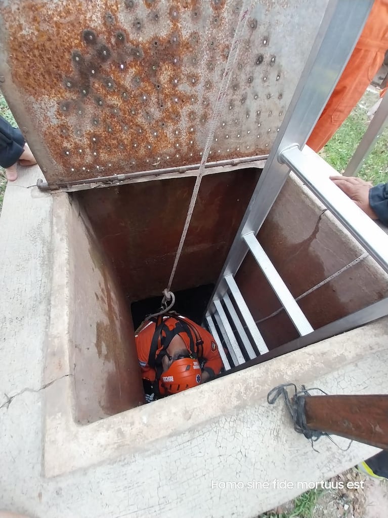 Bomberos hallaron el cuerpo de un nene sumergido en un aljibe.