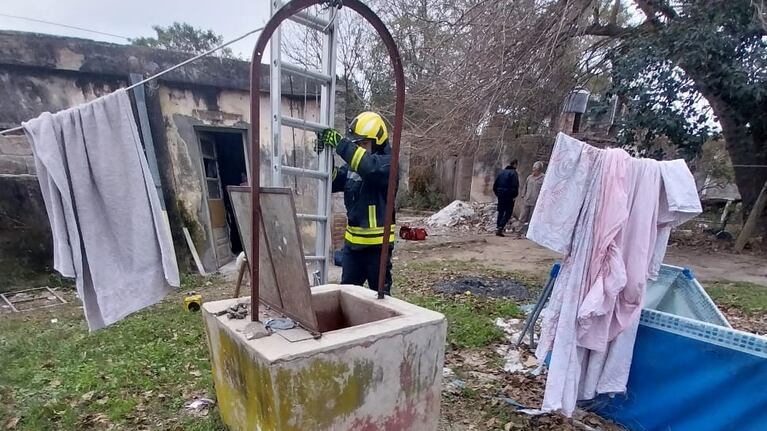 Bomberos hallaron el cuerpo de un nene sumergido en un aljibe.