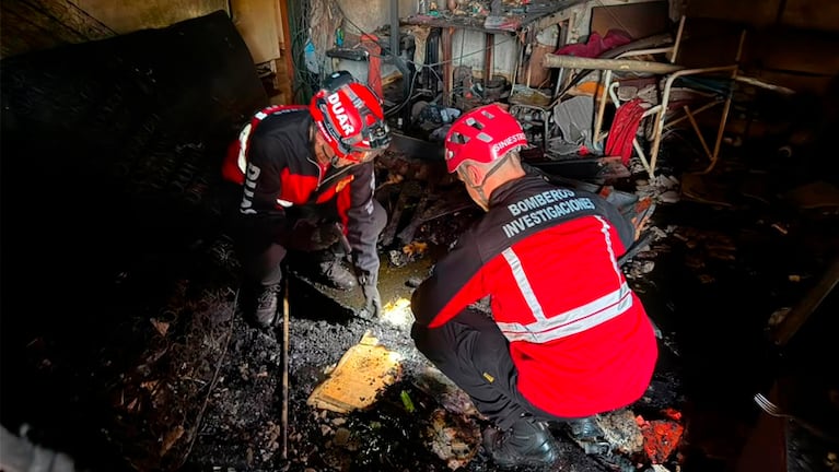 Bomberos investiga el origen del fuego.