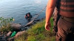 Bomberos lo sacaron del agua con una soga. 