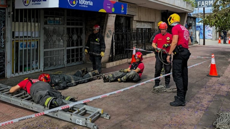 Bomberos rescataron a una mujer que cayó a un pozo negro.