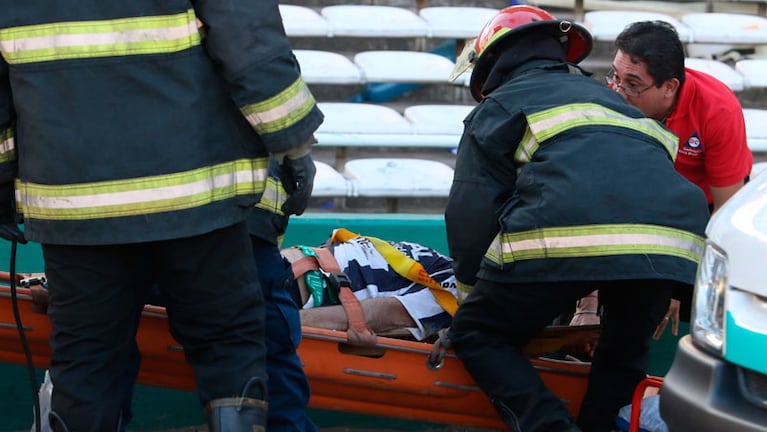 Bomberos rescataron al hincha que había quedado inconsciente en la fosa.