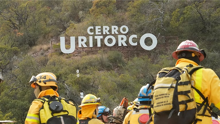Bomberos siguen luchando contra el fuego en Capilla del Monte. Foto: Lucio Casalla / El Doce.