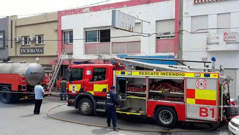 Bomberos sofocaron el fuego en el hotel. Fotos: Sergio Zárate.