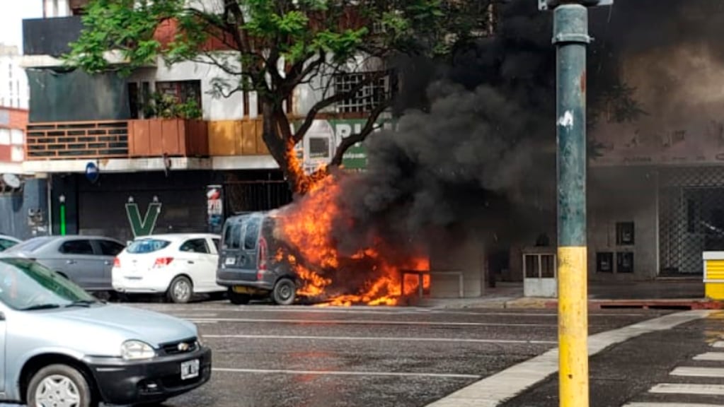 Se prendió fuego una camioneta en el centro de la ciudad | ElDoce