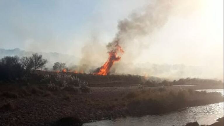 Bomberos trabajan en el control de cada uno de los incendios.