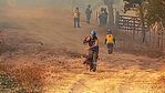 Bomberos trabajan en tareas de enfriamiento sobre un perímetro inestable.