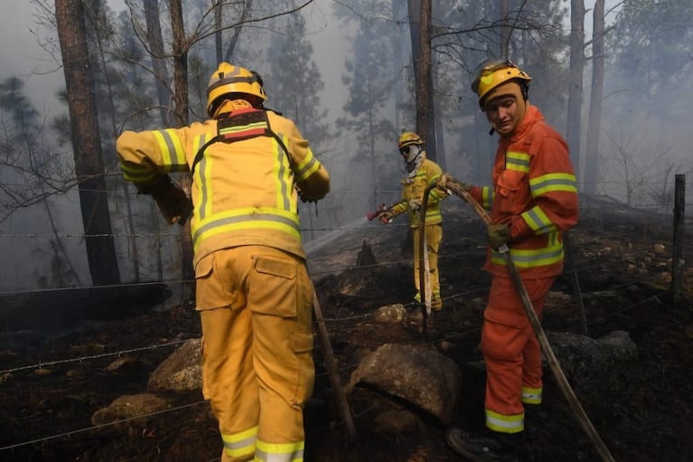 Bomberos trabajan en un incendio en Sampacho.