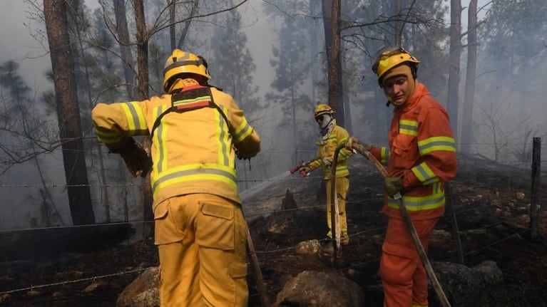 Bomberos trabajan en un incendio en Sampacho.