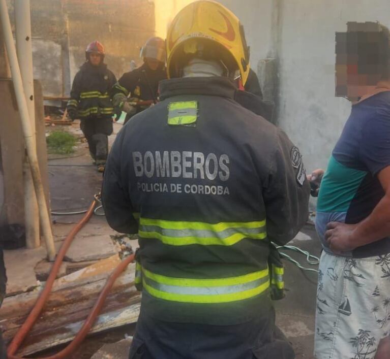 Bomberos trabajaron en la casa y rescataron a un menor.