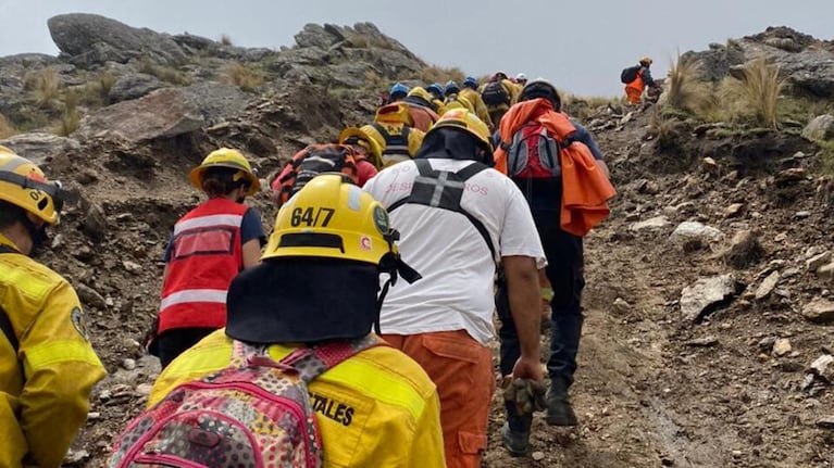 Bomberos trabajaron para rescatar a un contingente rosarino en el Champaquí.