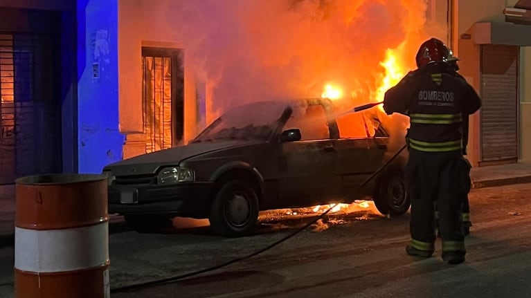 Bomberos trabajaron para sofocar las llamas de un auto en la calle Santa Rosa.
