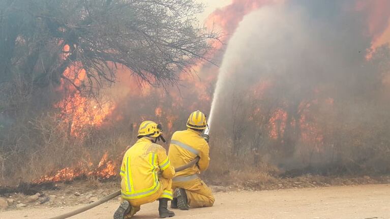 Bomberos voluntarios llevan cinco días luchando sin parar.