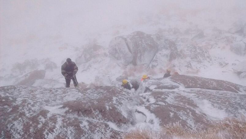 Bomberos Voluntarios lograron rescatar con vida a los jóvenes. 