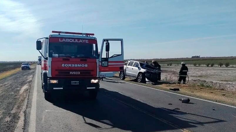 Bomberos Voluntarios trabajaron en el lugar del accidente. 