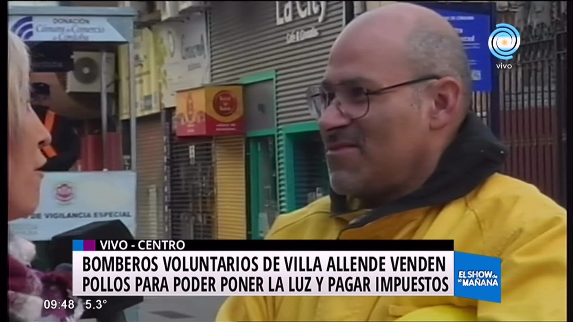 Bomberos voluntarios venden pollos para pagar sus impuestos