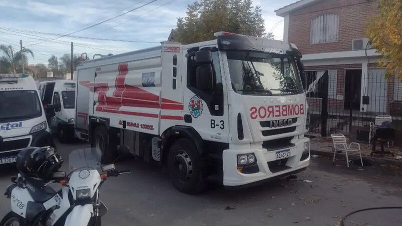 Bomberos y personal del Duar trabajaron en el rescate.