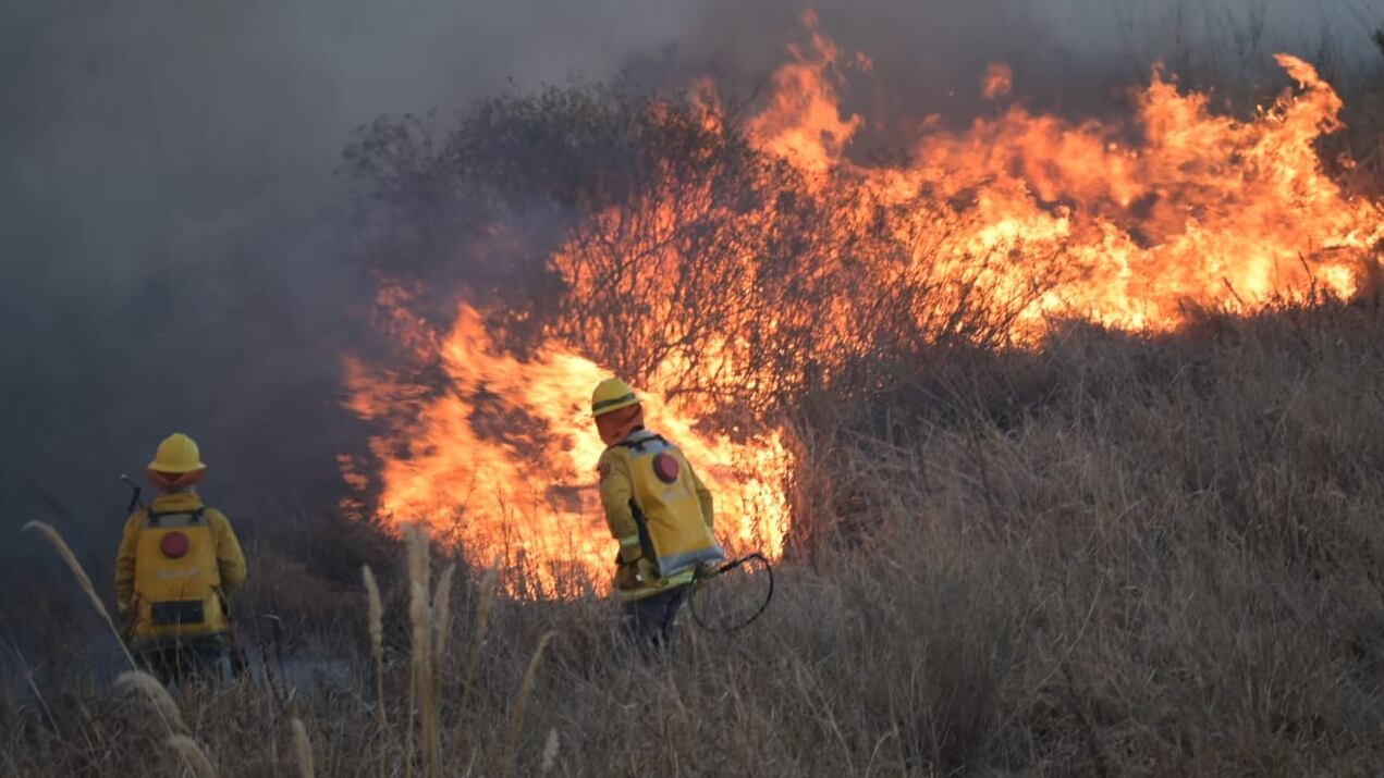 Bomberos y policías en la Autopista Córdoba - Carlos Paz.