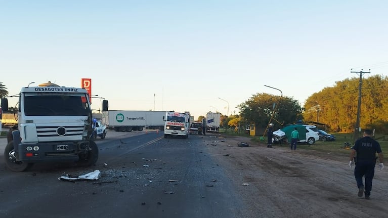 Bomberos y policías trabajaron en el sector de la tragedia.