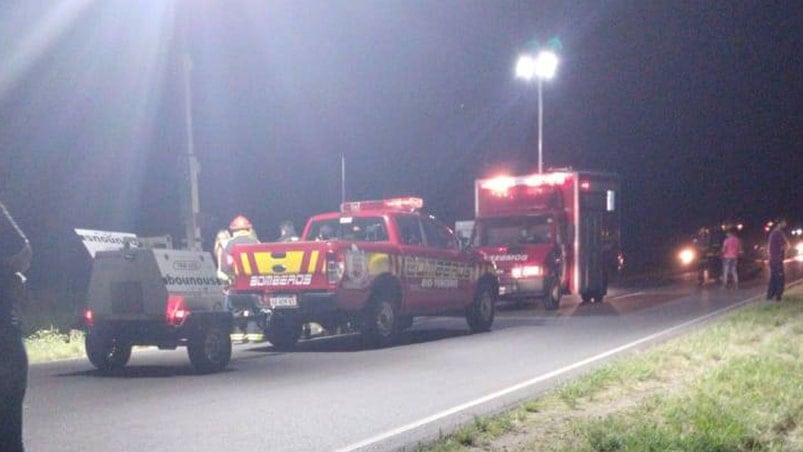 Bomberos y policías trabajaron hasta altas horas del viernes.