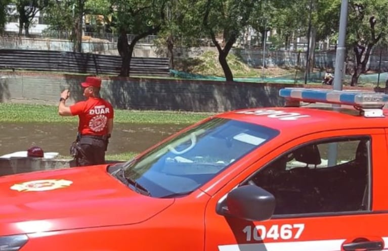 Bomberos y vecinos trabajaron juntos para rescatar al hombre en el río Suquía.