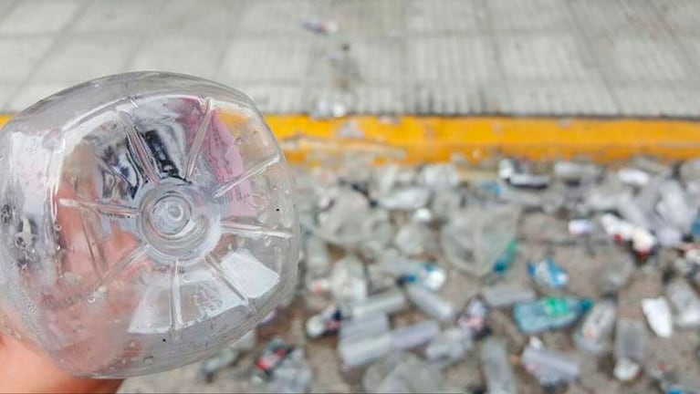 Botellas de agua vacías, índice de una fiesta donde se consumió éxtasis.